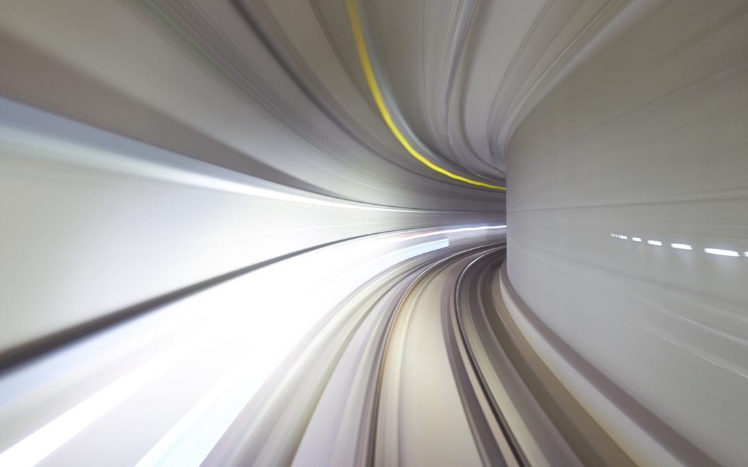 Zeitrafferaufname einer Tunneldurchfahrt bei hoher Geschwindigkeit